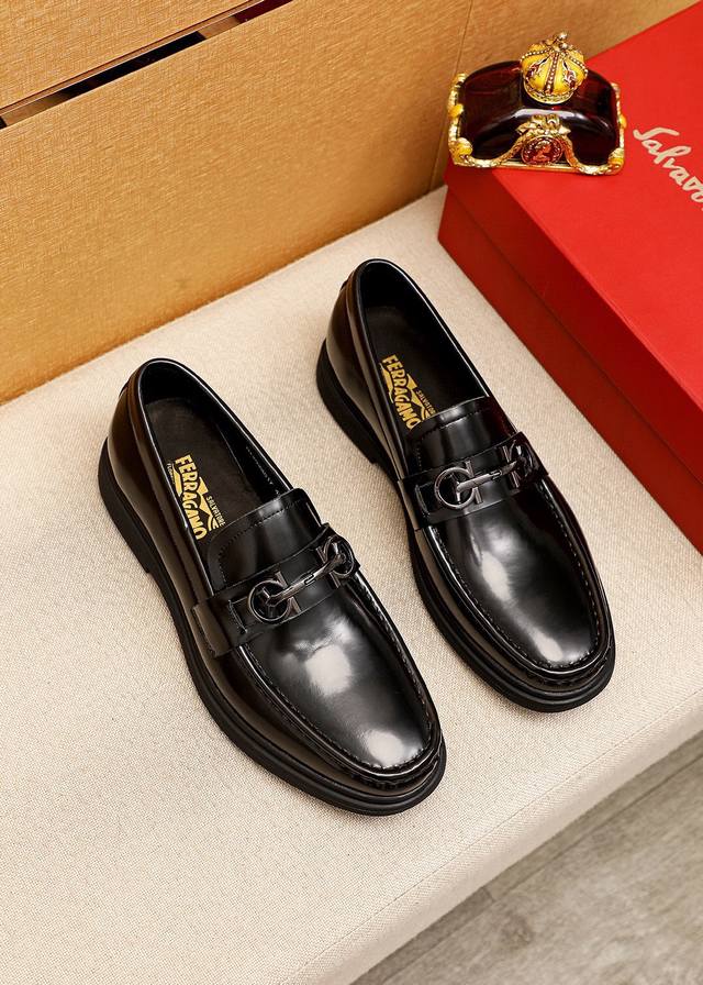 商品商标：Ferragamo 菲拉格慕 休闲皮鞋 正码码数 38-44 45订制 商品材料：精选 进口头层开边珠牛皮鞋面+奢华五金扣，进口水染牛皮内里。强烈立体