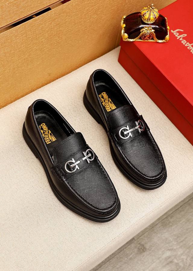 商品商标：Ferragamo 菲拉格慕 休闲皮鞋 正码码数 38-44 45订制 商品材料：精选 进口头层十字纹牛皮鞋面+奢华五金扣，进口水染牛皮内里。强烈立体