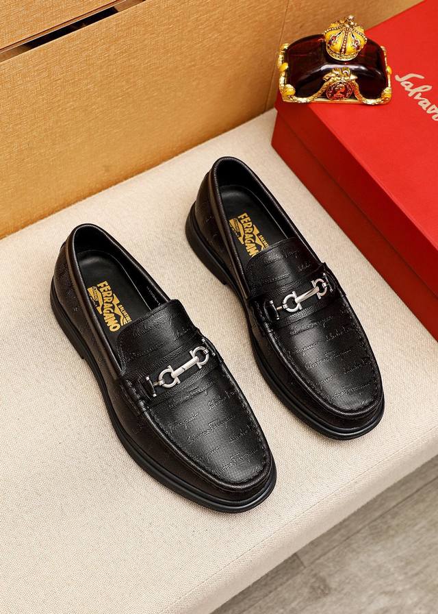 商品商标：Ferragamo 菲拉格慕 休闲皮鞋 正码码数 38-44 45订制 商品材料：精选 进口头层小牛皮压花鞋面+奢华五金扣，进口水染牛皮内里。强烈立体