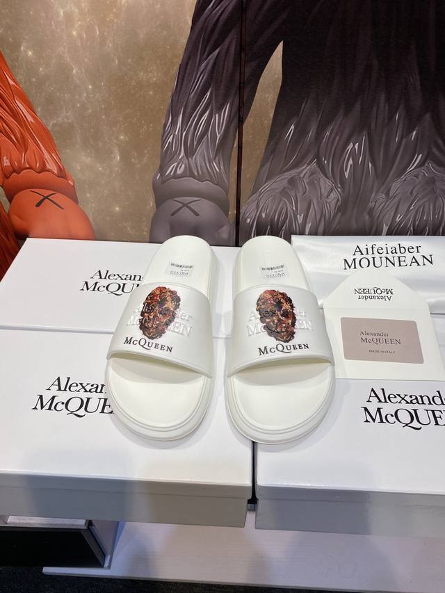 Alexander Mcqueen 。麦昆拖鞋系列：高端品牌 3D制面，升级版大底，更轻便，防滑。市场顶级品质，潮人必备，夏季拖鞋的季节来了，穿起来超级唯美.