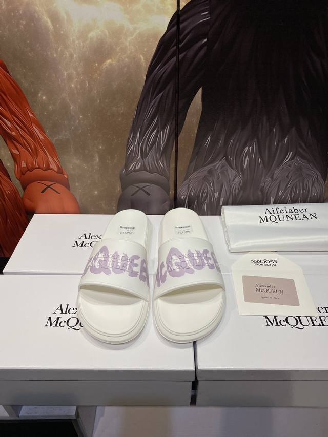 Alexander Mcqueen 。麦昆拖鞋系列：高端品牌 3D制面，升级版大底，更轻便，防滑。市场顶级品质，潮人必备，夏季拖鞋的季节来了，穿起来超级唯美.