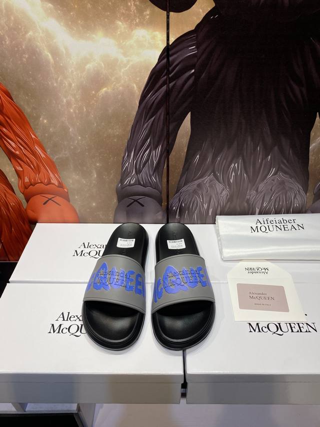 Alexander Mcqueen 。麦昆拖鞋系列：高端品牌 3D制面，升级版大底，更轻便，防滑。市场顶级品质，潮人必备，夏季拖鞋的季节来了，穿起来超级唯美.