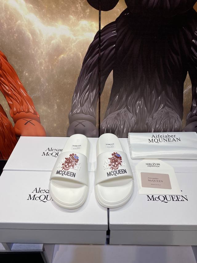 Alexander Mcqueen 。麦昆拖鞋系列：高端品牌 3D制面，升级版大底，更轻便，防滑。市场顶级品质，潮人必备，夏季拖鞋的季节来了，穿起来超级唯美.