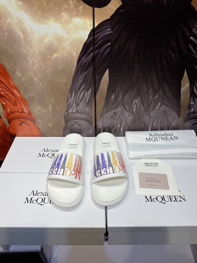 Alexander Mcqueen 。麦昆拖鞋系列：高端品牌 3D制面，升级版大底，更轻便，防滑。市场顶级品质，潮人必备，夏季拖鞋的季节来了，穿起来超级唯美.