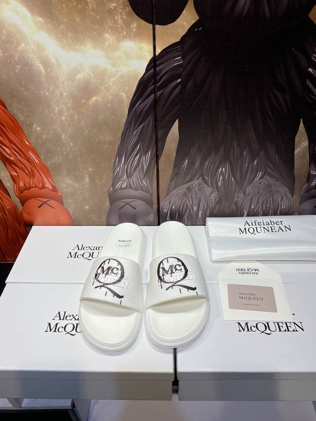 Alexander Mcqueen 。麦昆拖鞋系列：高端品牌 3D制面，升级版大底，更轻便，防滑。市场顶级品质，潮人必备，夏季拖鞋的季节来了，穿起来超级唯美.