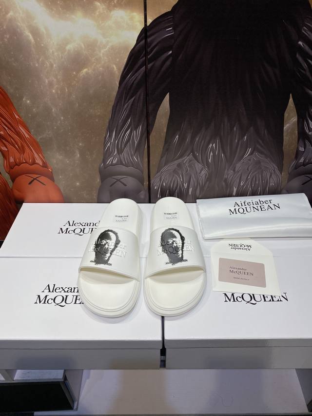 Alexander Mcqueen 。麦昆拖鞋系列：高端品牌 3D制面，升级版大底，更轻便，防滑。市场顶级品质，潮人必备，夏季拖鞋的季节来了，穿起来超级唯美.