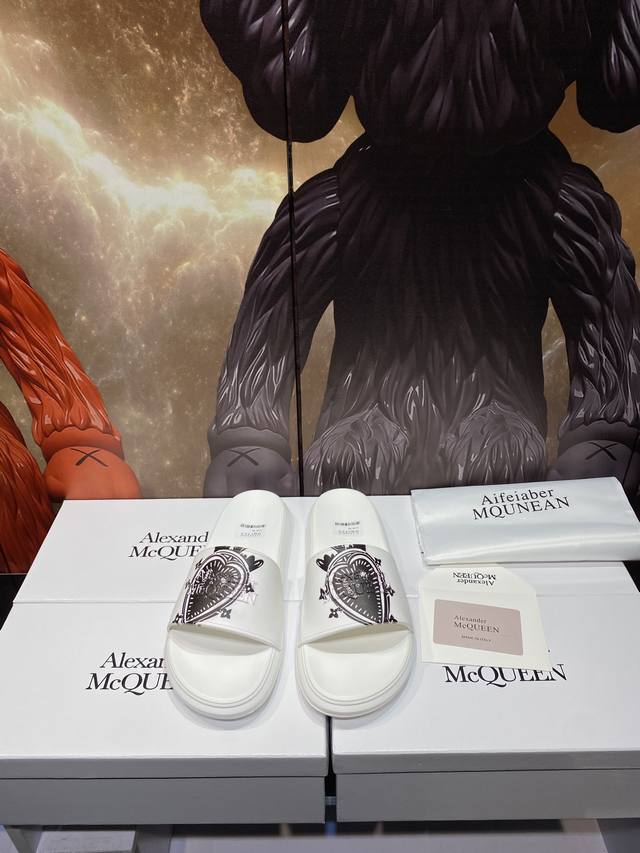 Alexander Mcqueen 。麦昆拖鞋系列：高端品牌 3D制面，升级版大底，更轻便，防滑。市场顶级品质，潮人必备，夏季拖鞋的季节来了，穿起来超级唯美.