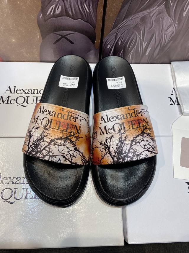 Alexander Mcqueen 。麦昆拖鞋系列：高端品牌 3D制面，升级版大底，更轻便，防滑。市场顶级品质，潮人必备，夏季拖鞋的季节来了，穿起来超级唯美.