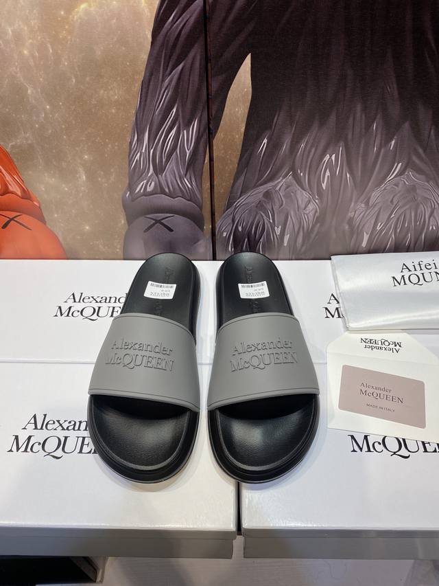 Alexander Mcqueen 。麦昆拖鞋系列：高端品牌 3D制面，升级版大底，更轻便，防滑。市场顶级品质，潮人必备，夏季拖鞋的季节来了，穿起来超级唯美.