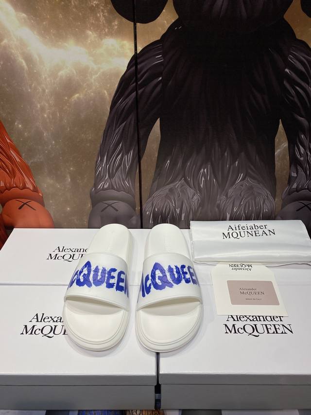 Alexander Mcqueen 。麦昆拖鞋系列：高端品牌 3D制面，升级版大底，更轻便，防滑。市场顶级品质，潮人必备，夏季拖鞋的季节来了，穿起来超级唯美.