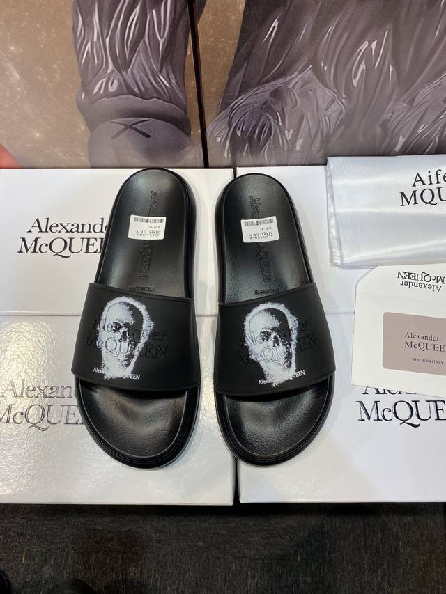 Alexander Mcqueen 。麦昆拖鞋系列：高端品牌 3D制面，升级版大底，更轻便，防滑。市场顶级品质，潮人必备，夏季拖鞋的季节来了，穿起来超级唯美.