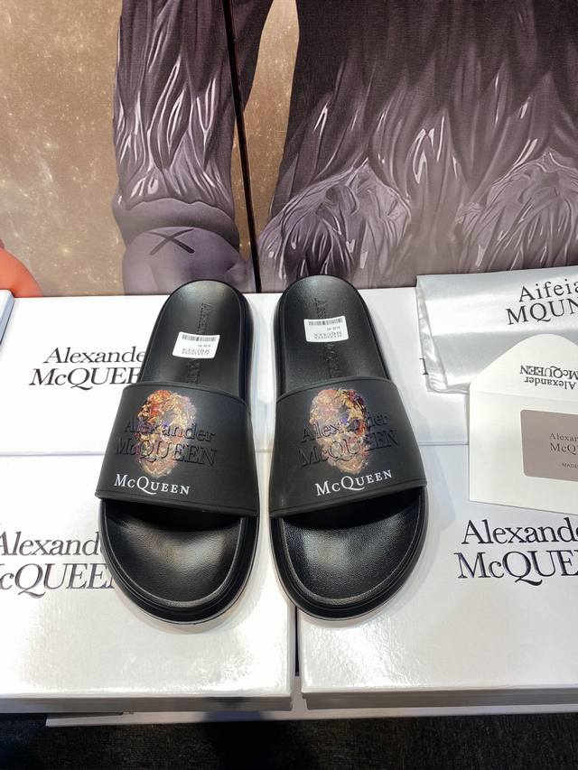 Alexander Mcqueen 。麦昆拖鞋系列：高端品牌 3D制面，升级版大底，更轻便，防滑。市场顶级品质，潮人必备，夏季拖鞋的季节来了，穿起来超级唯美.