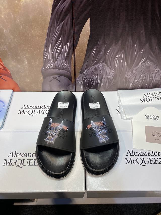 Alexander Mcqueen 。麦昆拖鞋系列：高端品牌 3D制面，升级版大底，更轻便，防滑。市场顶级品质，潮人必备，夏季拖鞋的季节来了，穿起来超级唯美.