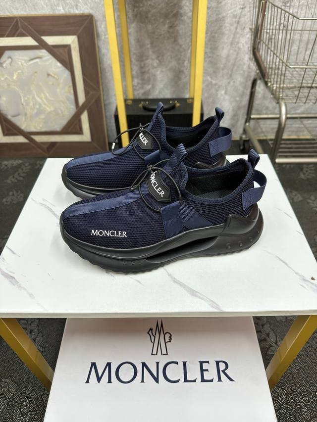 Moncler 休闲运动鞋，头层牛皮搭进口网布面料柔软舒适透气 一脚蹬设计理念合脚大气 真头层羊皮内里透气 橡胶大底耐磨防滑舒适度非常不错size:38-46 - 点击图像关闭