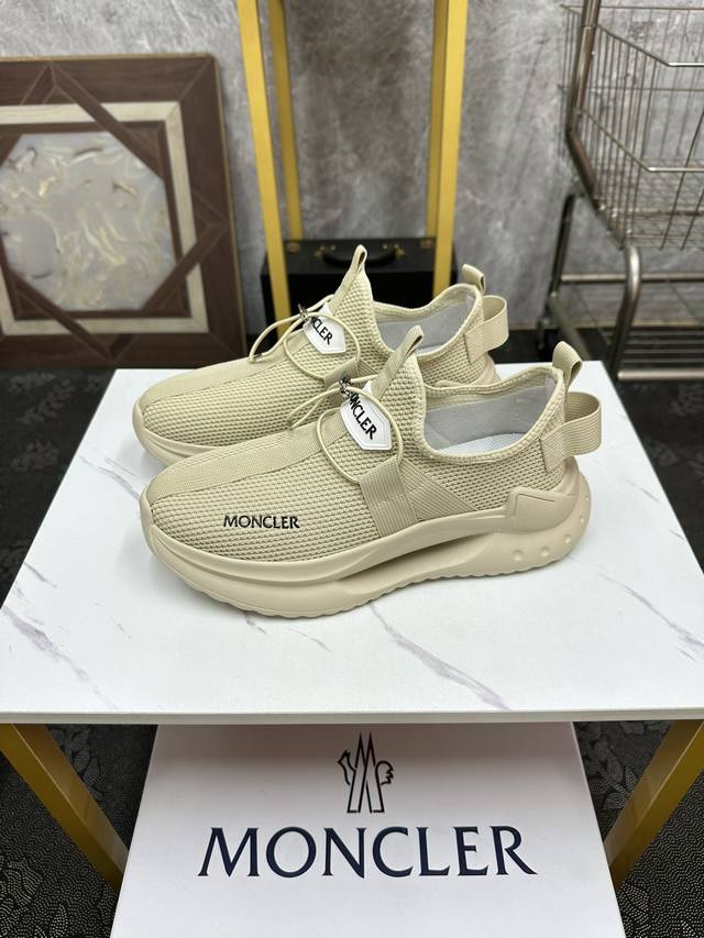 Moncler 休闲运动鞋，头层牛皮搭进口网布面料柔软舒适透气 一脚蹬设计理念合脚大气 真头层羊皮内里透气 橡胶大底耐磨防滑舒适度非常不错size:38-46