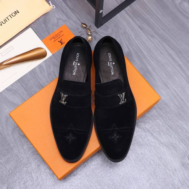 商品商标：Louis Vuitton 路易威登 商务正装皮鞋 正码码数 39－44 38.45.46订做不退换 商品材料：精选反绒牛皮鞋面 牛皮内里 原版大底