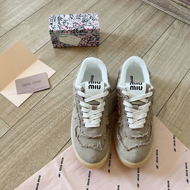 女款 Miumiu 2024顶级专柜 新款限定 官网上新 独家首发 Miiu 24Ss德训鞋 Miu鞋控 Miu德训 Miu潮鞋 Ins穿搭时尚 小红书推荐 M