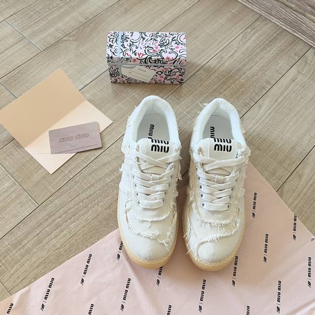 女款 Miumiu 2024顶级专柜 新款限定 官网上新 独家首发 Miiu 24Ss德训鞋 Miu鞋控 Miu德训 Miu潮鞋 Ins穿搭时尚 小红书推荐 M