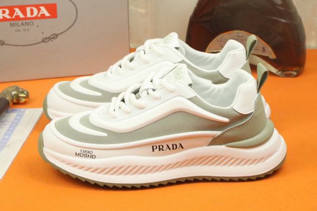 工厂价 高品质 Prada 普拉达新款上市著名奢侈品牌，专柜同步更新，意大利男鞋时尚杂志季刊封面主推款！鞋面采用意大利进口牛皮搭配透气网布面料制作，透气网布内里