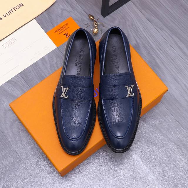 商品商标：Louis Vuitton 路易威登 商务正装皮鞋 正码码数 38-45 商品材料：精选小荔纹牛皮鞋面 羊皮内里 原版大底