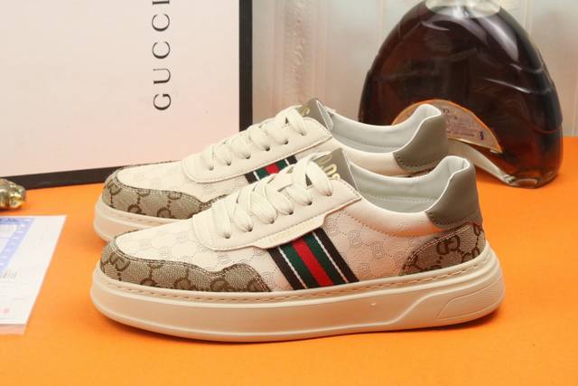 工厂价 高品质 Gucci 古奇新款上市著名奢侈品牌，专柜同步更新，意大利男鞋时尚杂志季刊封面主推款！鞋面采用意大利进口牛皮，舒适羊皮内里。原版轻质发泡大底，上