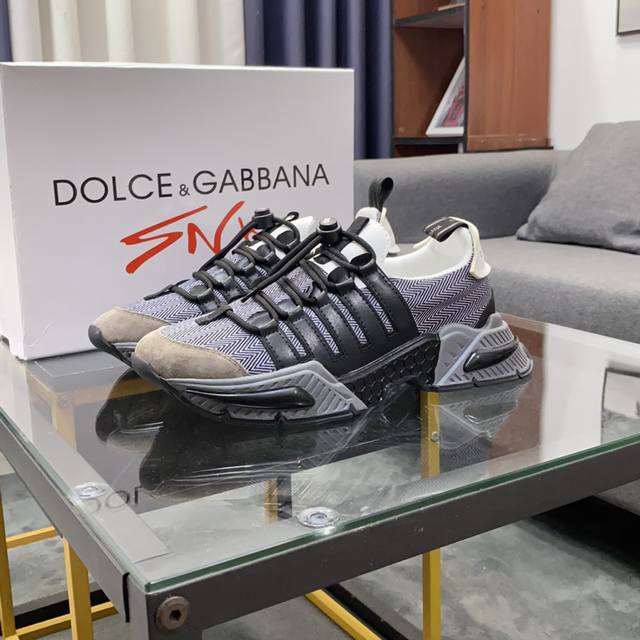 商品商标 Dolce&Gabbana 杜嘉&班纳 正码码数 38-44，45定做 商品材料 鞋面意大利牛皮拼接布料鞋面，羊皮垫网布内里，鞋底：原厂特供原版橡胶组