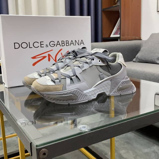 商品商标 Dolce&Gabbana 杜嘉&班纳 正码码数 38-44，45定做 商品材料 鞋面意大利牛皮拼接布料鞋面，羊皮垫网布内里，鞋底：原厂特供原版橡胶组