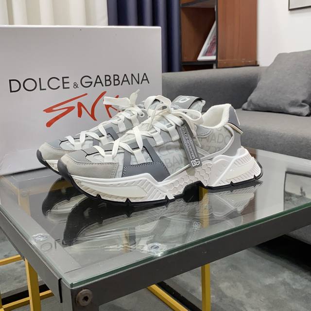 商品商标 Dolce&Gabbana 杜嘉&班纳 正码码数 38-44，45定做 商品材料 鞋面意大利牛皮拼接布料鞋面，羊皮垫网布内里，鞋底：原厂特供原版橡胶组