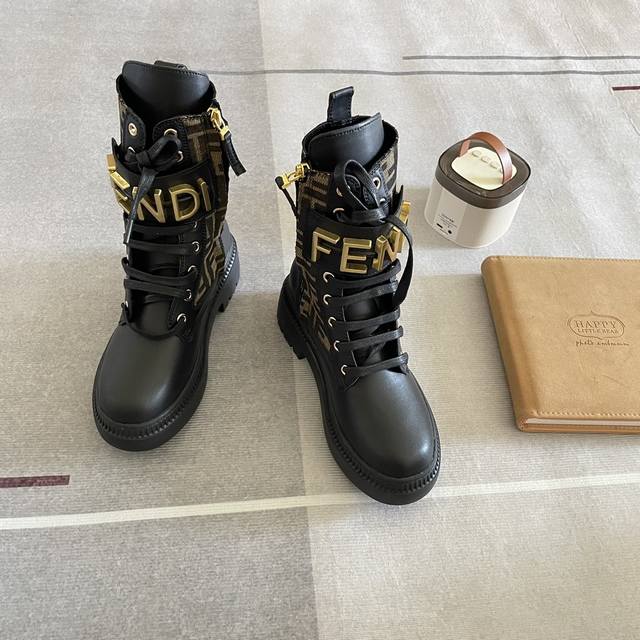 出厂价 Fendi 芬迪 2024顶级专柜 官网同步 独家首发 芬迪 Graphy系列秋冬走秀款马丁靴 小红书推荐 秋冬马丁靴时尚 原版开模 代购版本 进口头层