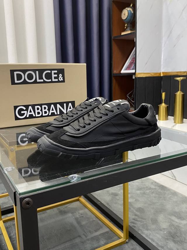 商品商标 Dolce&Gabbana 杜嘉&班纳 正码码数 38-44，45 46定做 商品材料 鞋面意大利牛皮鞋面，羊皮垫脚，鞋底：原厂特供原版橡胶大底，独家