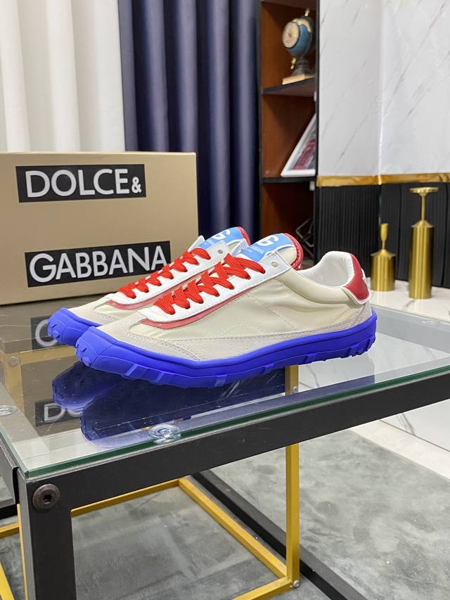 商品商标 Dolce&Gabbana 杜嘉&班纳 正码码数 38-44，45 46定做 商品材料 鞋面意大利牛皮鞋面，羊皮垫脚，鞋底：原厂特供原版橡胶大底，独家