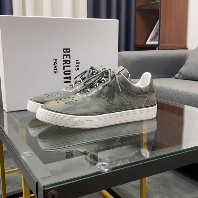 商品商标:Berluti 伯尔鲁帝 正码码数:38-44 商品材料:运动休闲男鞋 磨砂皮制面羊皮垫脚，侧面压纹，做工精致、脚感极佳，橡胶大底，炫酷时尚，最新流行