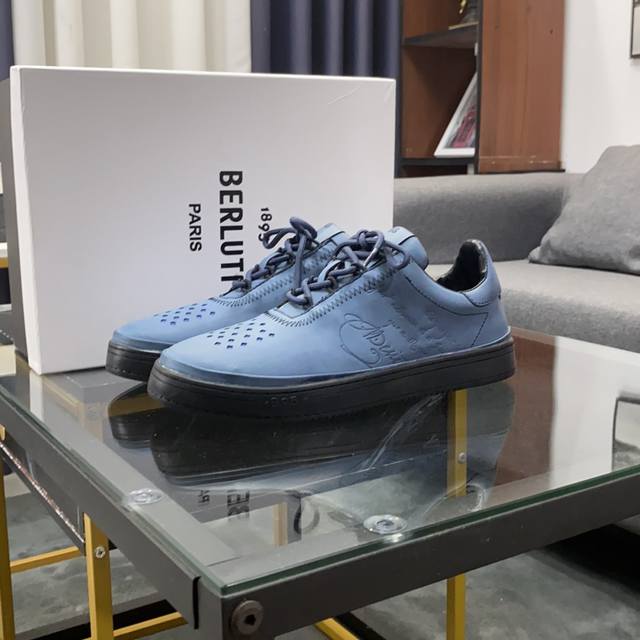 商品商标:Berluti 伯尔鲁帝 正码码数:38-44 商品材料:运动休闲男鞋 磨砂皮制面羊皮垫脚，侧面压纹，做工精致、脚感极佳，橡胶大底，炫酷时尚，最新流行