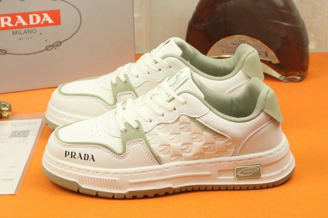 工厂价 高品质 Prada 普拉达新款上市著名奢侈品牌，专柜同步更新，意大利男鞋时尚杂志季刊封面主推款！鞋面采用意大利进口牛皮，透气网布内里。原版防滑橡胶大底，