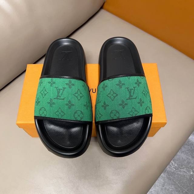 官网原版1：1 Lv 凉拖取材 Monogram 粒面牛皮革，呈现品牌 Monogram 帆布的考究观感。鞋面以彼此交错的 L 和 V 字母彰显闲雅格调，轻柔橡