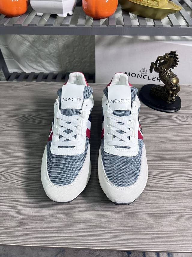 出厂价 品牌 蒙口moncler 尺码：38-45 可定做46 等级：高版本 材料 夏季新款 款式类别：原版进口胶料材质 拼色设计原版弹力防滑大底