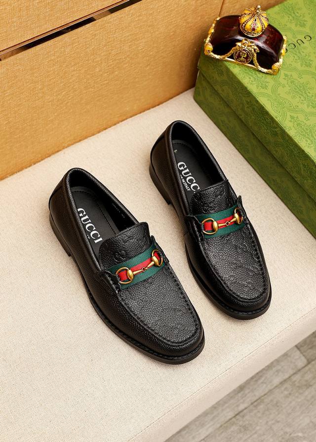 商品商标：Gucci 古驰 休闲皮鞋 正码码数 38-44 45订制 商品材料：精选 进口头层荔枝纹牛皮压花鞋面+奢华五金扣，进口水染牛皮内里。强烈立体视觉效果