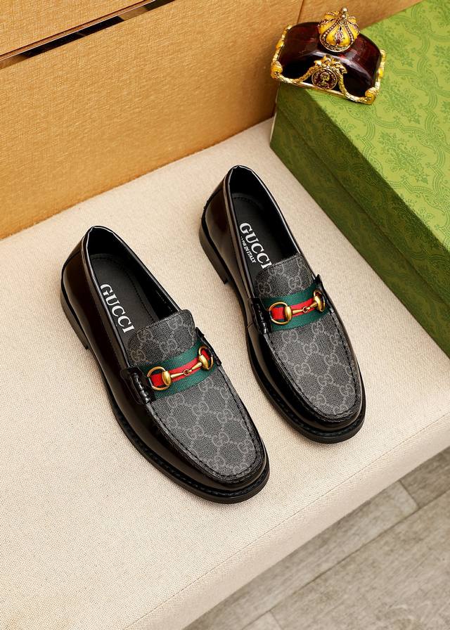 商品商标：Gucci 古驰 休闲皮鞋 正码码数 38-44 45订制 商品材料：精选 进口头层开边珠牛皮鞋面+奢华五金扣，进口水染牛皮内里。强烈立体视觉效果，原