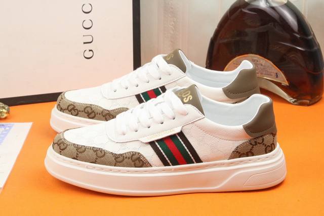 工厂价 高品质 Gucci 古奇新款上市著名奢侈品牌，专柜同步更新，意大利男鞋时尚杂志季刊封面主推款！鞋面采用意大利进口牛皮，舒适羊皮内里。原版轻质发泡大底，上