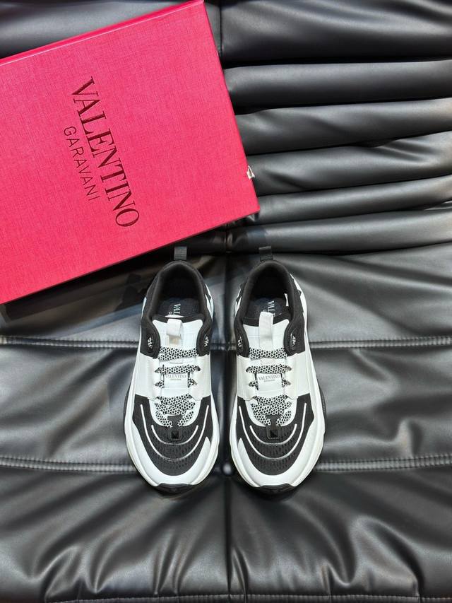 出厂价 Valentino 华伦天奴2024Ss春夏新品情侣款休闲运动鞋，进口弹力布鞋面后跟为华伦家专属铆钉状 整体非常具有代表性，Tpu组合大底 上脚真的超好