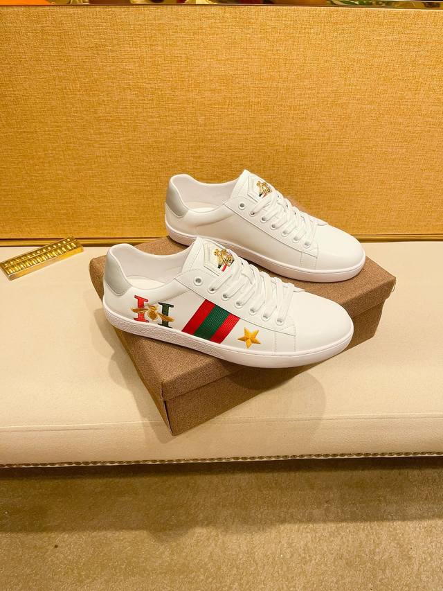 工厂价 Gucci 古奇最 2024新款精心打造，引爆全场！不断创新的国际品牌 此款男士四季休闲鞋，原版版本，鞋面全皮面料 ，透气舒适皮垫脚橡胶防滑大底，透气舒