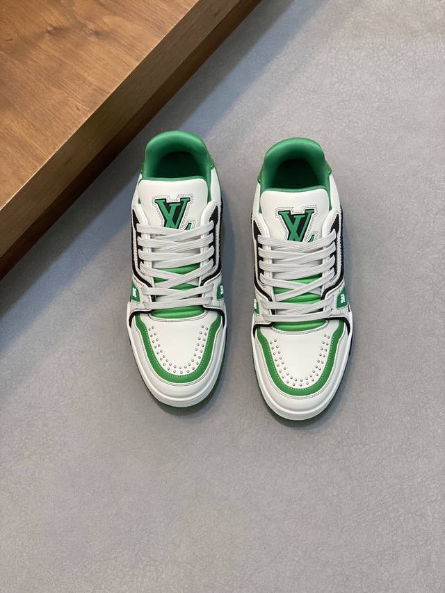 Lv Trainer 男士运动鞋，全新配色，本款 Lv Trainer 运动鞋为粒面牛皮革渲染缤纷色调，鞋面点缀铆钉装饰，侧面点缀手写体路易威登标识，与后部西部