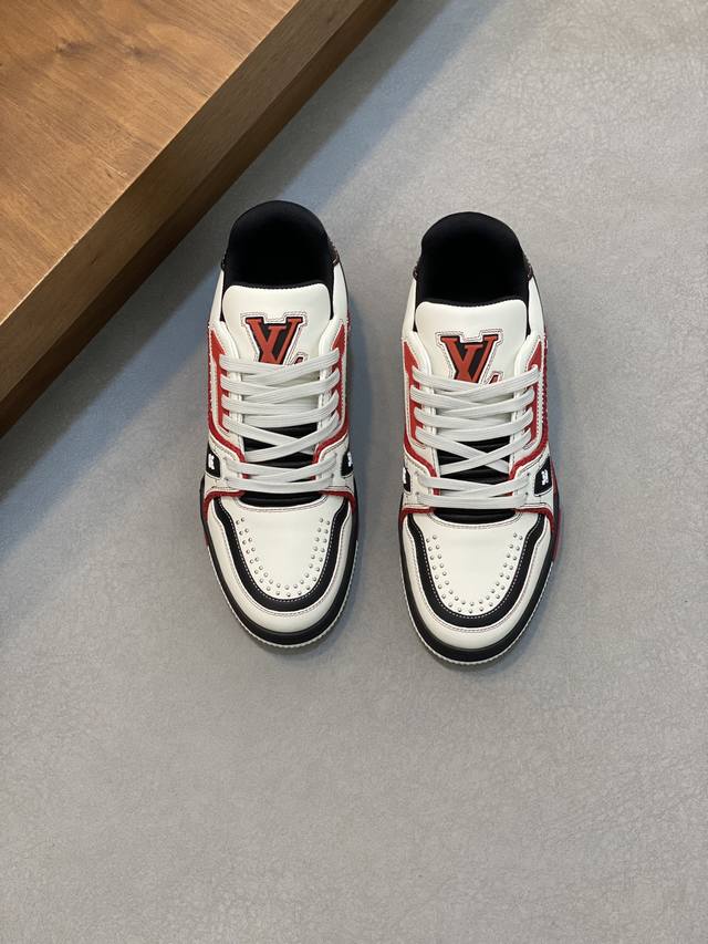 Lv Trainer 男士运动鞋，全新配色，本款 Lv Trainer 运动鞋为粒面牛皮革渲染缤纷色调，鞋面点缀铆钉装饰，侧面点缀手写体路易威登标识，与后部西部 - 点击图像关闭