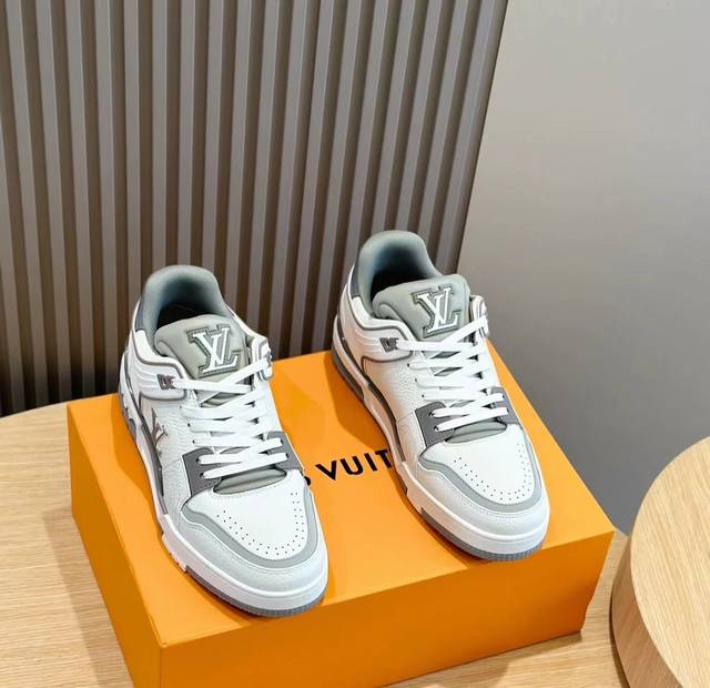 工厂价 超酷2024新款lv Trainer 系列运动鞋出货 本款 Lv Trainer 运动鞋出自路易威登与 Tyler 合作系列，令 Monogram 图案 - 点击图像关闭