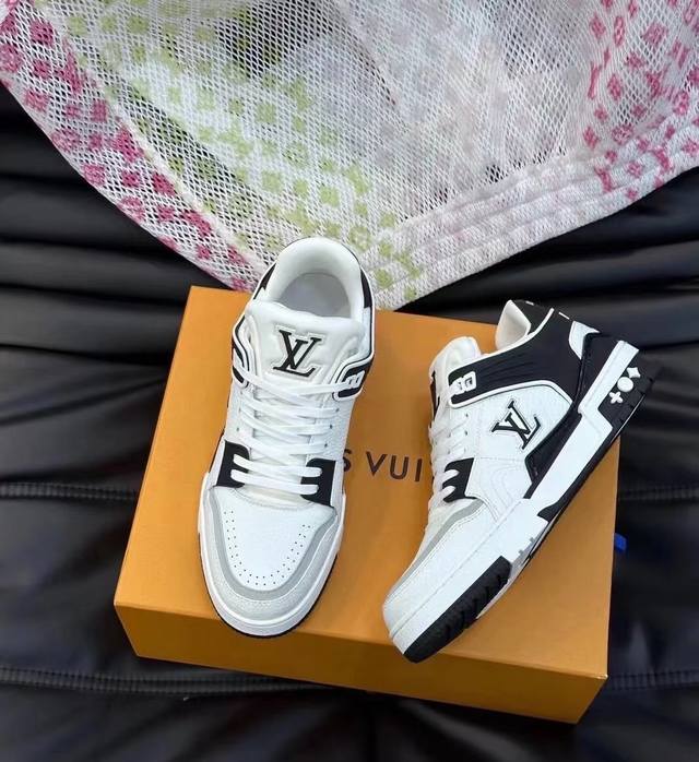 工厂价 超酷2024新款lv Trainer 系列运动鞋出货 本款 Lv Trainer 运动鞋出自路易威登与 Tyler 合作系列，令 Monogram 图案