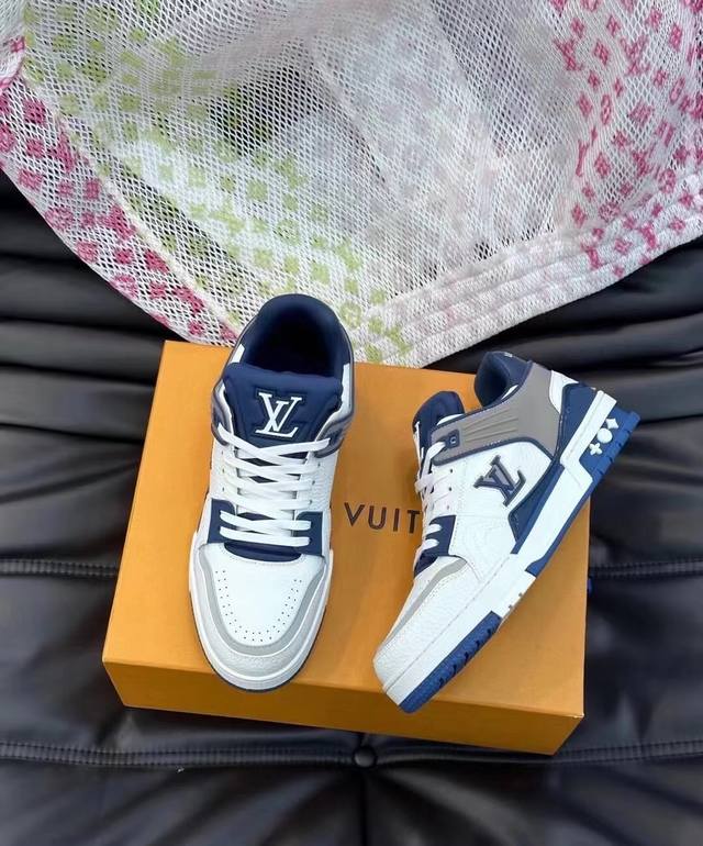 工厂价 超酷2024新款lv Trainer 系列运动鞋出货 本款 Lv Trainer 运动鞋出自路易威登与 Tyler 合作系列，令 Monogram 图案