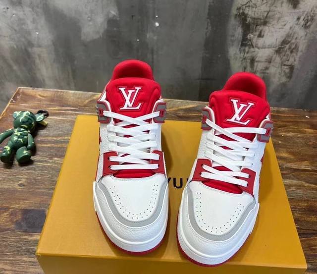 工厂价 超酷2024新款lv Trainer 系列运动鞋出货 本款 Lv Trainer 运动鞋出自路易威登与 Tyler 合作系列，令 Monogram 图案 - 点击图像关闭