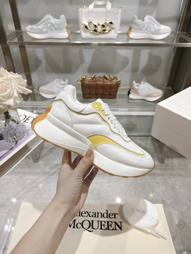 工厂价 Alexander Mcqueen 亚历山大麦昆 2024春夏男sprint运动情侣款 鞋侧面饰有时尚个性字母seal Logo标志 全皮压花工艺 内里