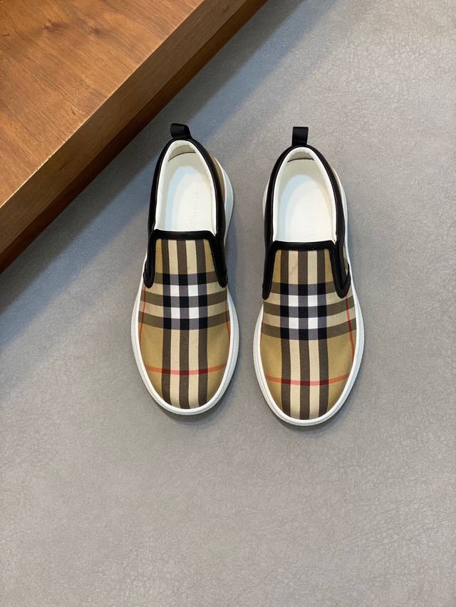 Burberry 巴宝莉 -高端品质 原单 -鞋面：进口品牌图腾布匹、 -内里：牛皮内里，垫脚；水染牛皮 -大底：超轻tpr橡胶; 双色成型大底 -超高品控 做 - 点击图像关闭