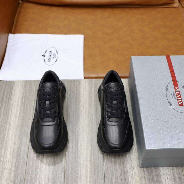 Prada 普拉达 -高端品质 原单 -鞋面：进口软面小牛皮面、丝印品牌logo -内里：水染牛皮内里 -大底：超轻tpu发泡 Q弹成型大底 -超高品控 做工精 - 点击图像关闭